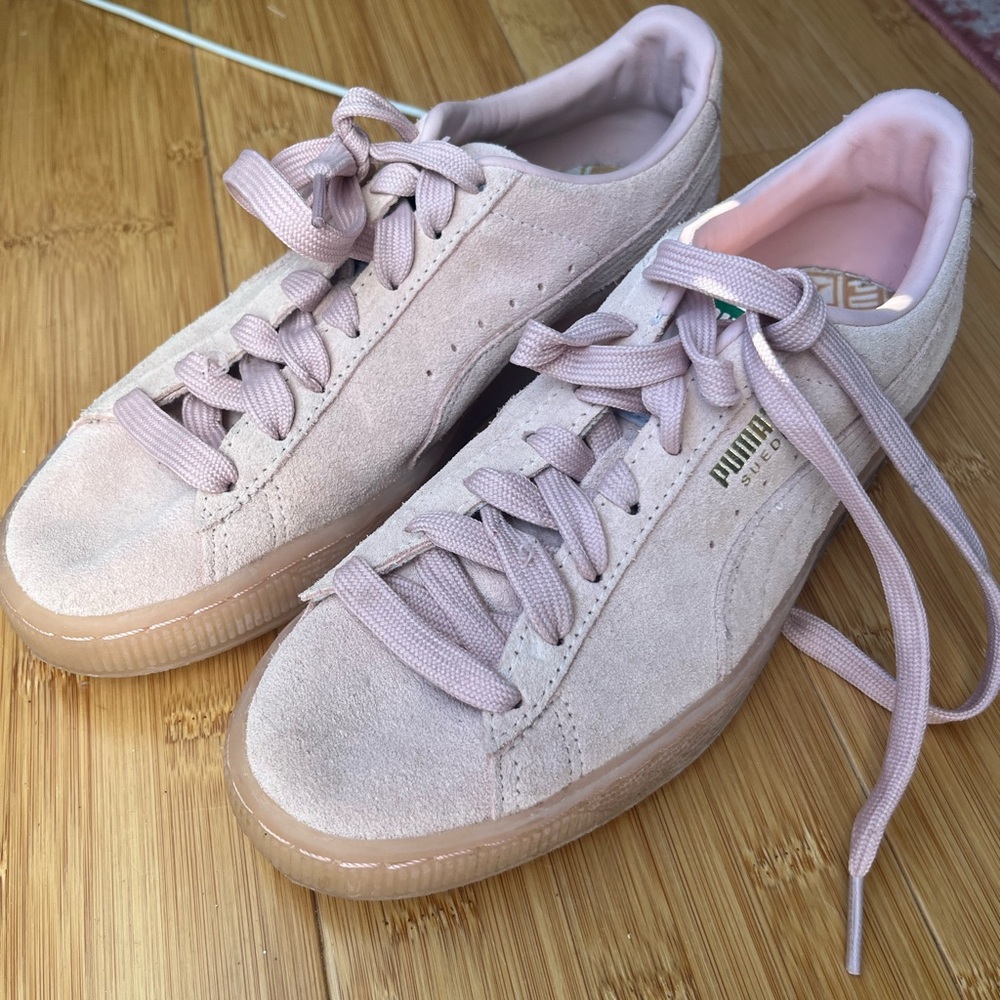 Light pink / Rose suede pumas